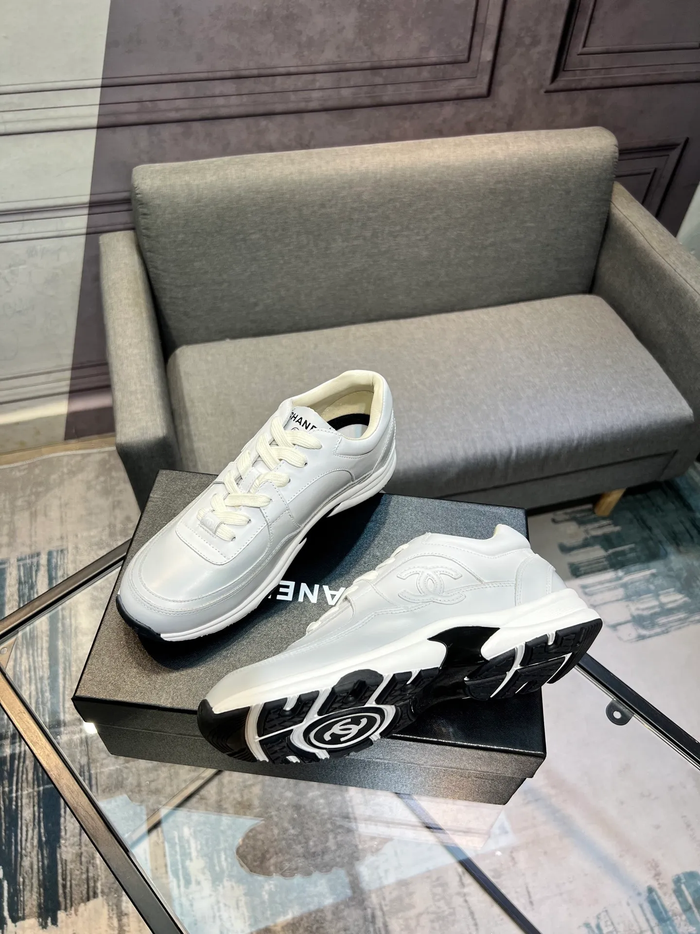 Men's men's shoes 💰660 Exclusive real shot (top version) CHANEL Chanel 2025ss color matching thick-soled casual sports shoes and sneakers. The counter is synchronized. The counter is very popular. A shoe that is very difficult to buy. The most popular thick-soled panda shoes on the Internet. It can be imagined that Xiaoxiang control can't miss it. It has both good looks and comfort. Simple and versatile white shoes. The thick sole increases the height and is super versatile. Close your eyes and wear it. Whoever wears it will look better. Upper: calfskin Lining: imported sheepskin lining Outsole: TPU original outsole Size: 35-44 (customized for women 41 and 40, and 45 for men)